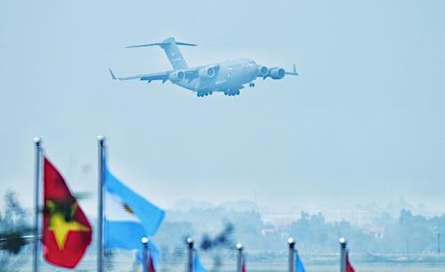 'Ngựa thồ' chở trực thăng của Tổng thống Mỹ đáp xuống Nội Bài ảnh 2