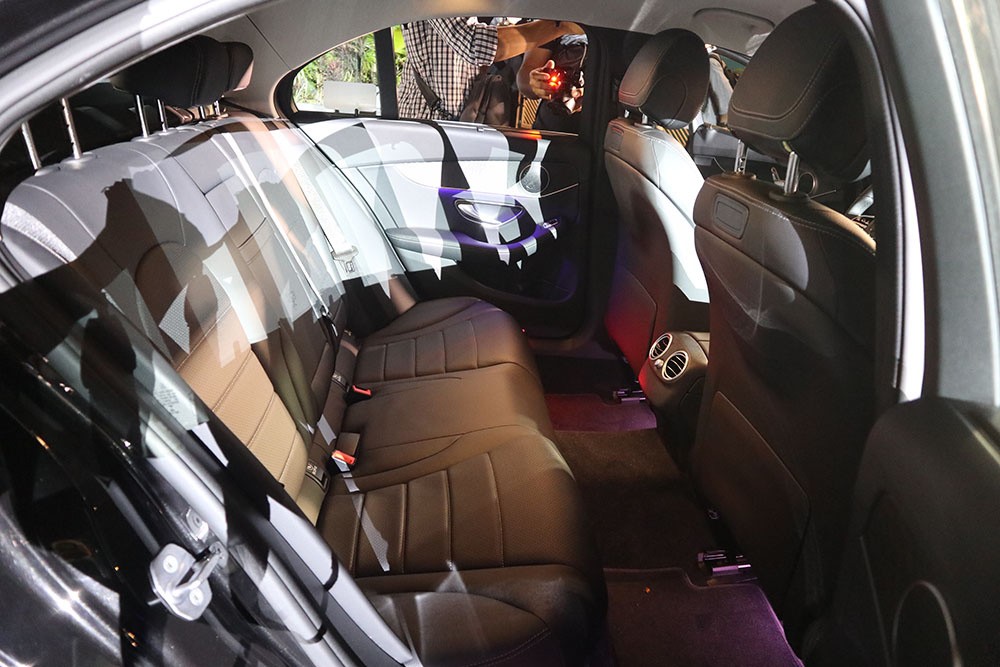 Mercedes C-class mới giá từ 1,5 tỷ - xe sang muốn lấy khách bình dân ảnh 6