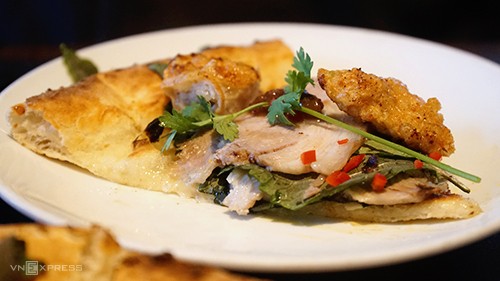 Pizza bún đậu mắm tôm đầu tiên ở Việt Nam ảnh 1