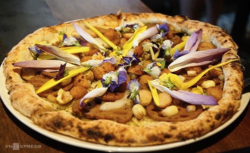 Pizza bún đậu mắm tôm đầu tiên ở Việt Nam ảnh 2