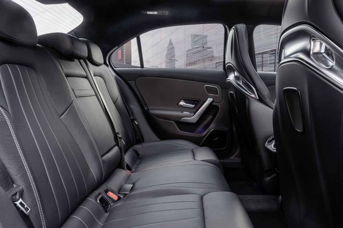 Xe nhỏ thể thao Mercedes-AMG A35 2020 trình làng ảnh 4