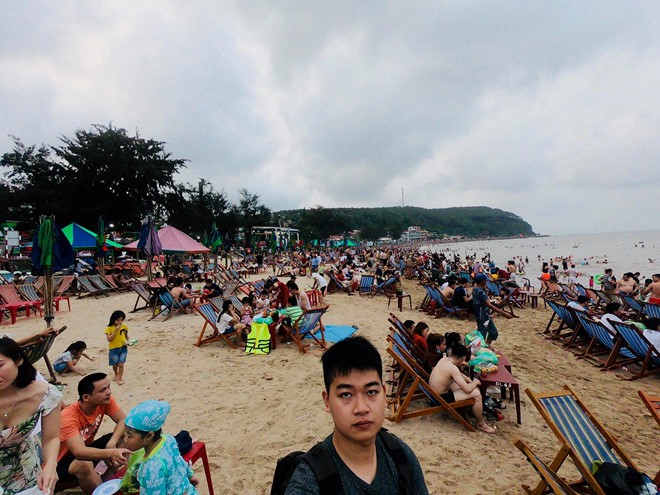 Biển Đồ Sơn vẫn tấp nập khách du lịch kỳ nghỉ lễ 30/4 ảnh 1