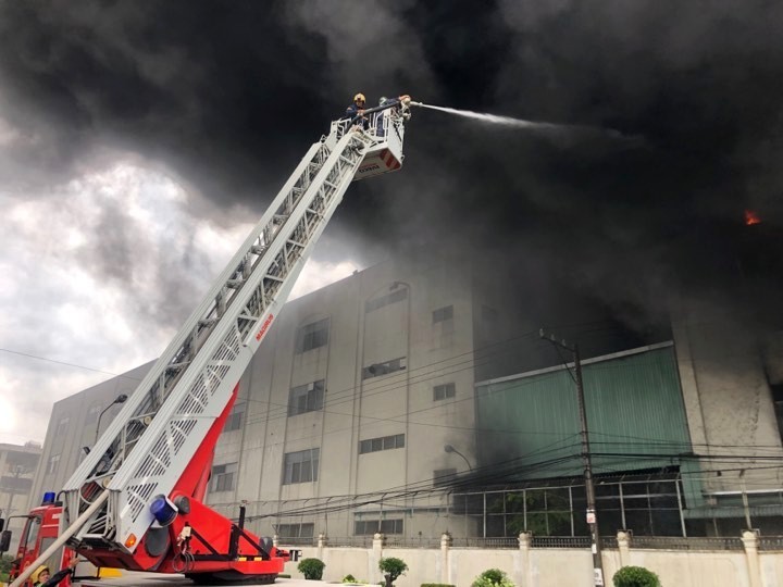 Cháy lớn trong khu công nghiệp ở Bình Dương ảnh 1