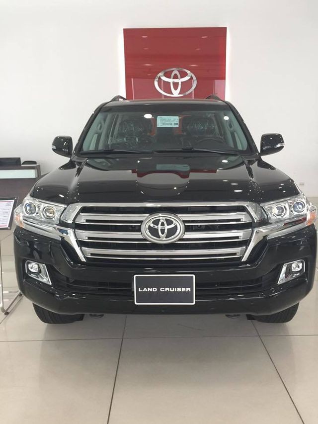 Tháng ngâu, dân bán xe vẫn hét giá chênh 300 triệu đồng ảnh 1