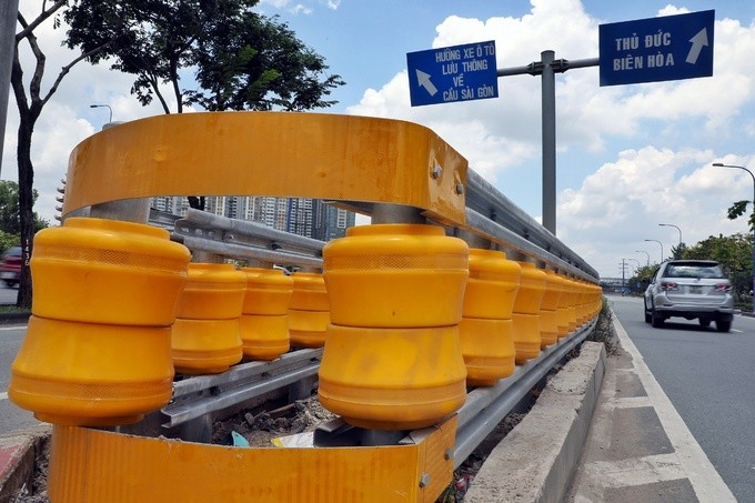 Hộ lan bánh xoay chống lật xe ảnh 3