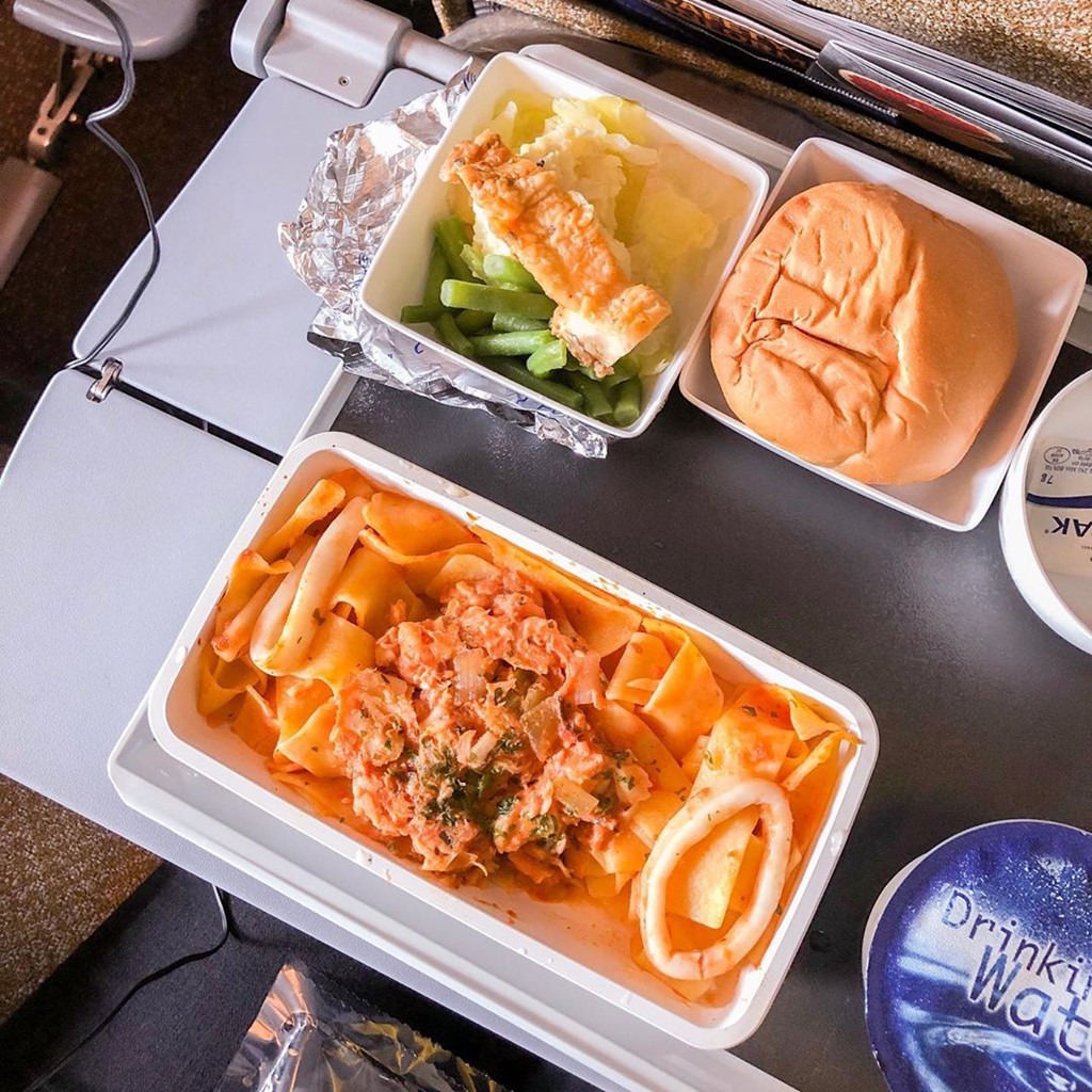 Khẩu phần ăn trên máy bay của các hãng hàng không nổi tiếng ảnh 1