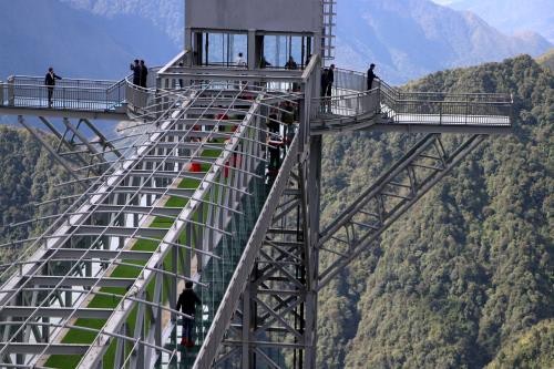 Du khách khoe ảnh check-in cầu kính mới khai trương gần Sa Pa ảnh 1