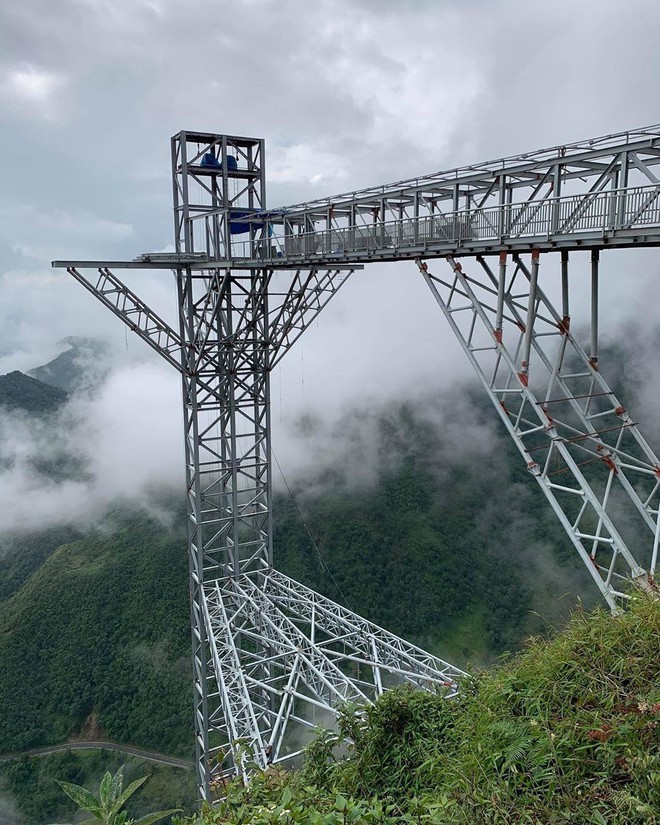 Du khách khoe ảnh check-in cầu kính mới khai trương gần Sa Pa ảnh 2