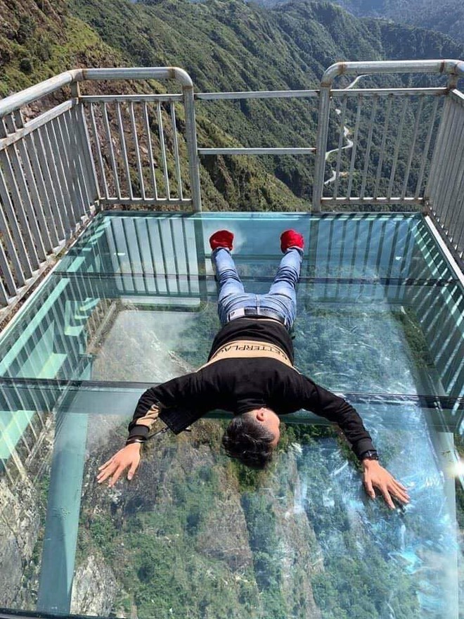 Du khách khoe ảnh check-in cầu kính mới khai trương gần Sa Pa ảnh 4