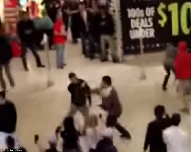 Nhìn lại cảnh hỗn loạn, giẫm đạp, thương vong vào dịp Black Friday ở Mỹ ảnh 7