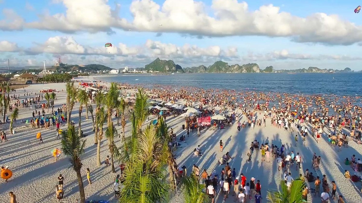 Bức họa Quảng Ninh và chân dung “người kiến tạo xu thế” ảnh 1