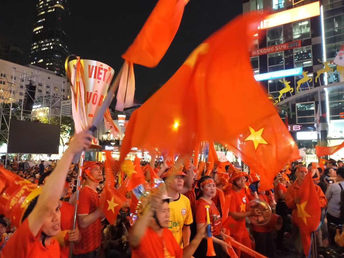 Sài Gòn nhộn nhịp trước trận chung kết lịch sử giữa U22 Việt Nam và U22 Indonesia ảnh 1