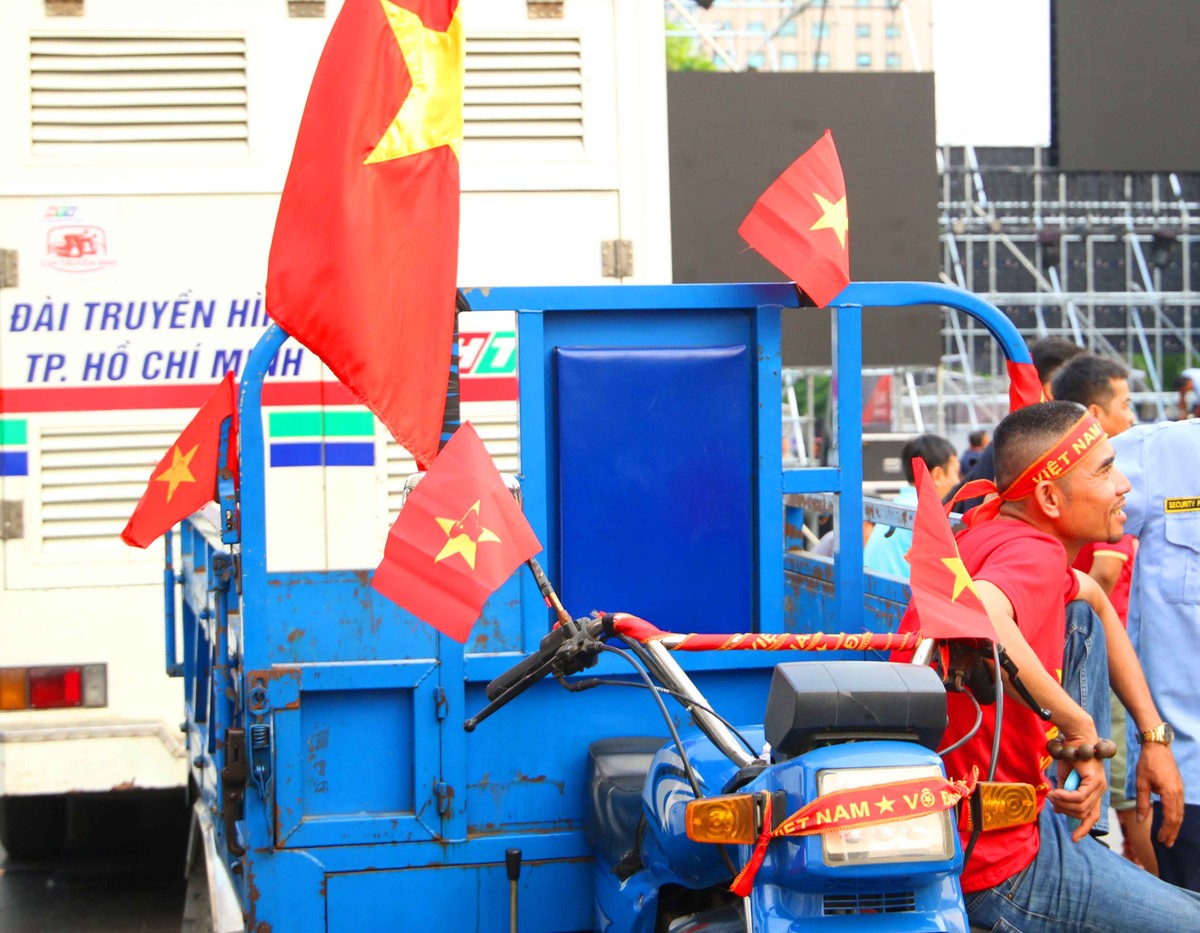 Sài Gòn nhộn nhịp trước trận chung kết lịch sử giữa U22 Việt Nam và U22 Indonesia ảnh 11