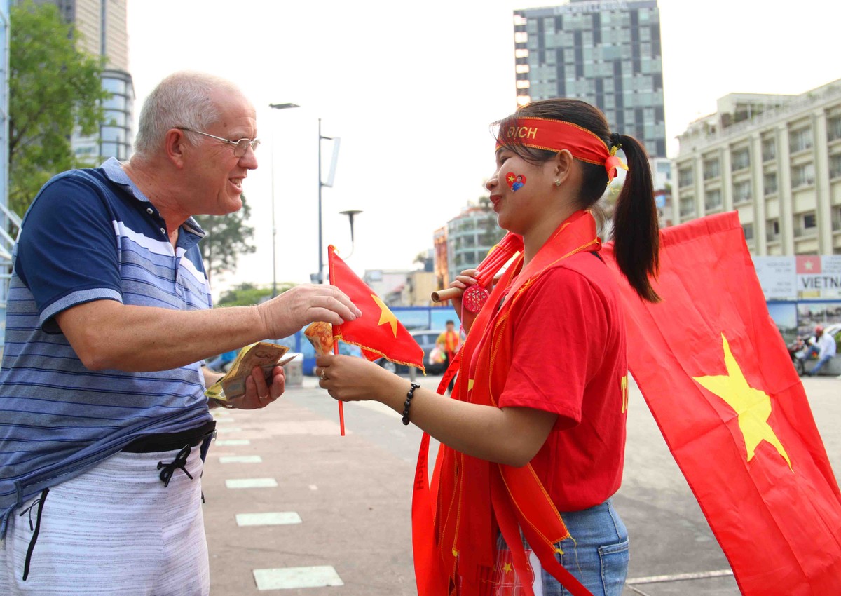 Sài Gòn nhộn nhịp trước trận chung kết lịch sử giữa U22 Việt Nam và U22 Indonesia ảnh 3