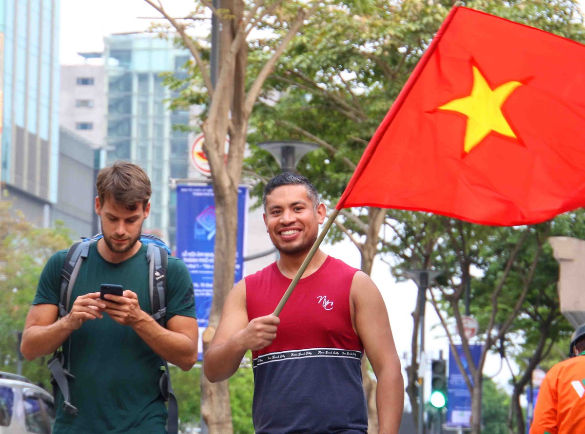 Sài Gòn nhộn nhịp trước trận chung kết lịch sử giữa U22 Việt Nam và U22 Indonesia ảnh 5