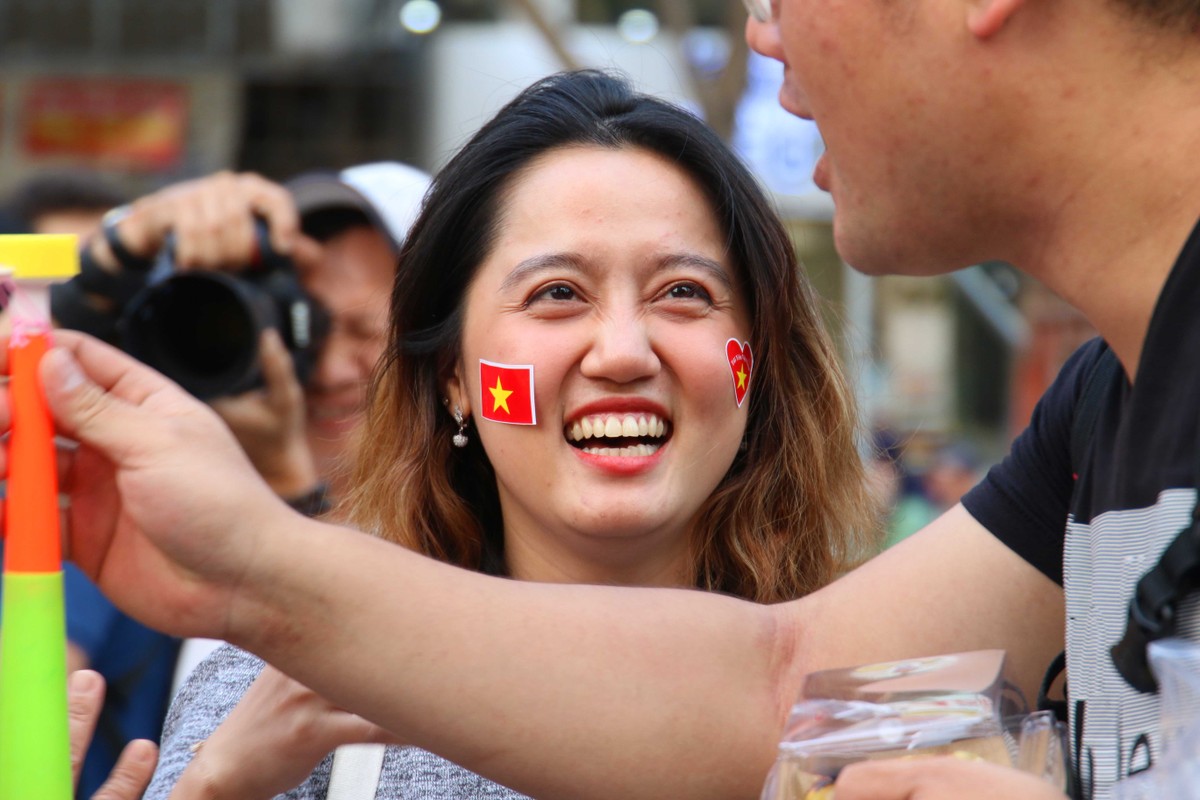Sài Gòn nhộn nhịp trước trận chung kết lịch sử giữa U22 Việt Nam và U22 Indonesia ảnh 7
