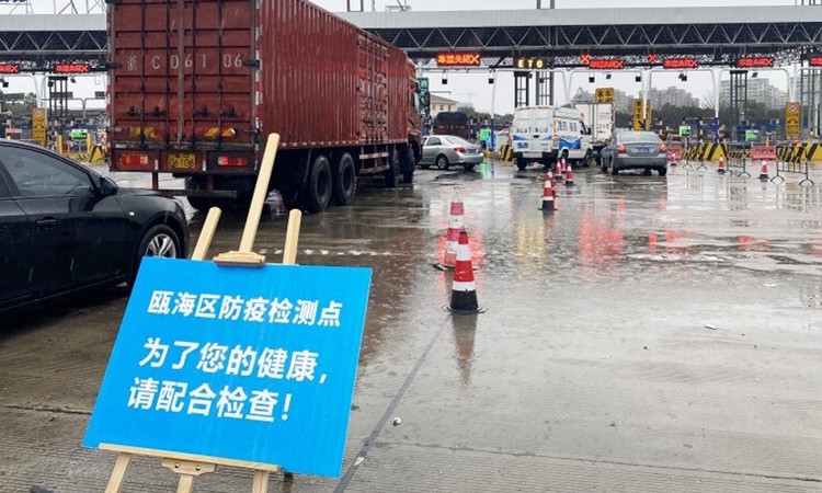 Thêm 4 thành phố Trung Quốc siết 'vòng kim cô' ảnh 1