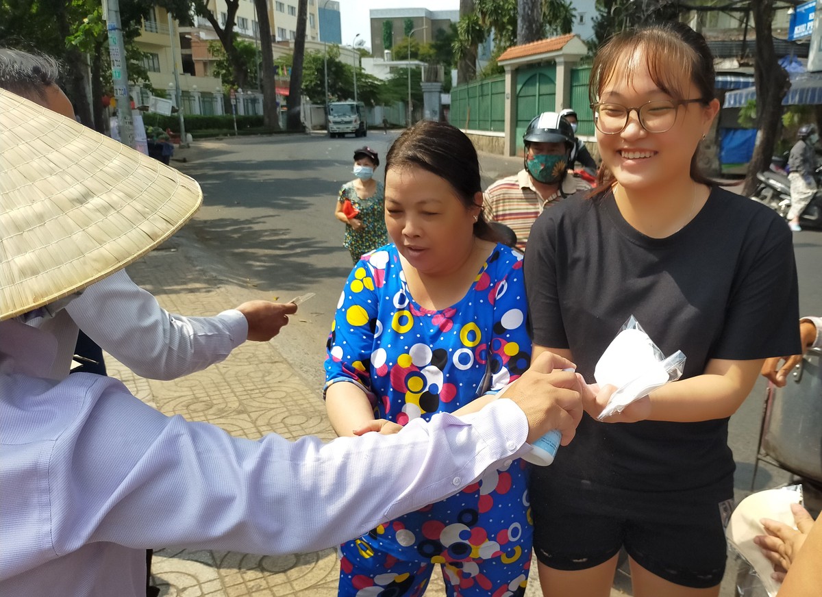 Công ty Thương mại và Du lịch Xuân Nam phát khẩu trang miễn phí cho cộng đồng ảnh 1