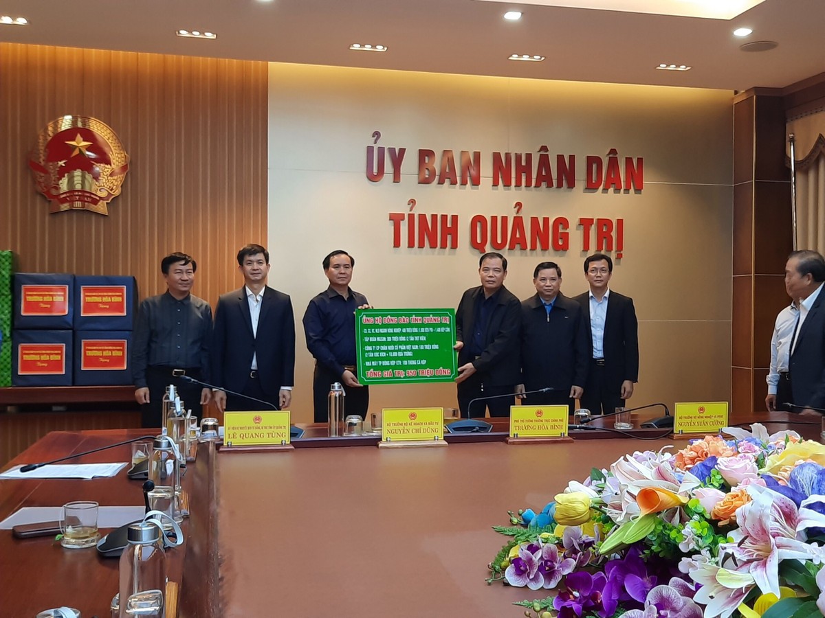 Tập đoàn Masan đồng hành cùng Bộ Nông nghiệp &amp; Phát triển Nông thôn trao tặng 6 tấn thịt viên Heo Cao Bồi đến bà con vùng lũ.