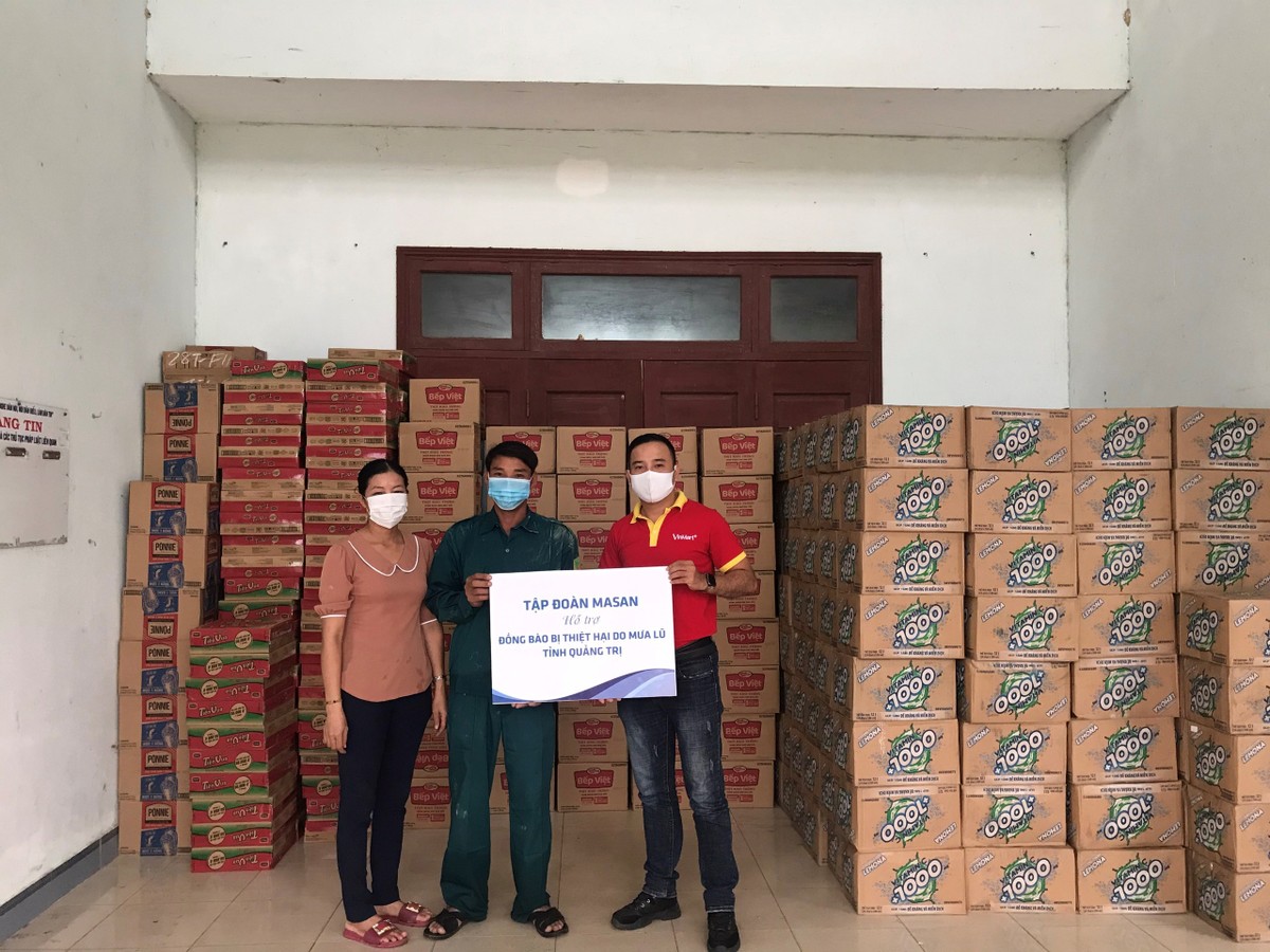 Đại diện Tập đoàn Masan trao quà hỗ trợ cho Hội Chữ Thập Đỏ tỉnh Quảng Trị.