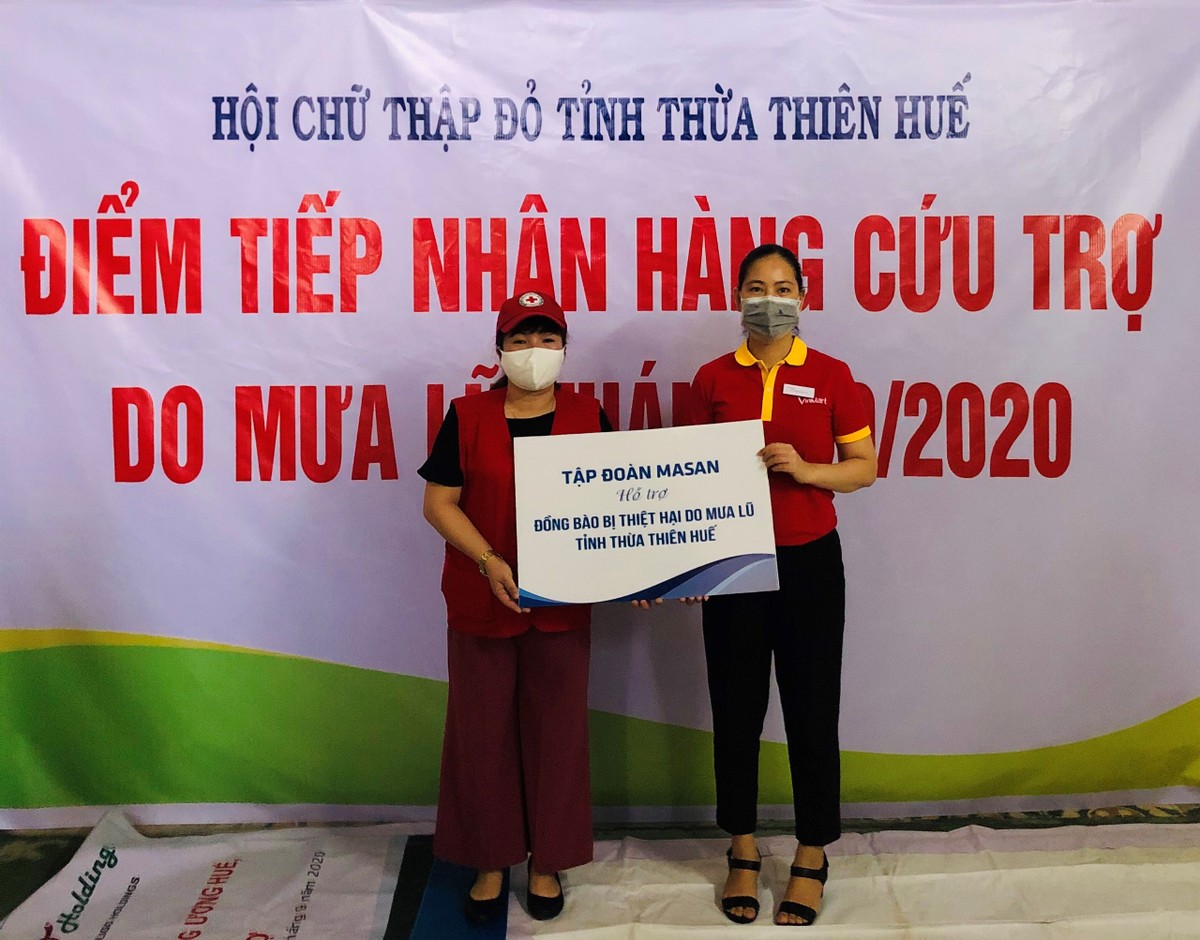 Đại diện Tập đoàn Masan trao quà hỗ trợ cho Hội Chữ Thập Đỏ tỉnh Thừa Thiên Huế.