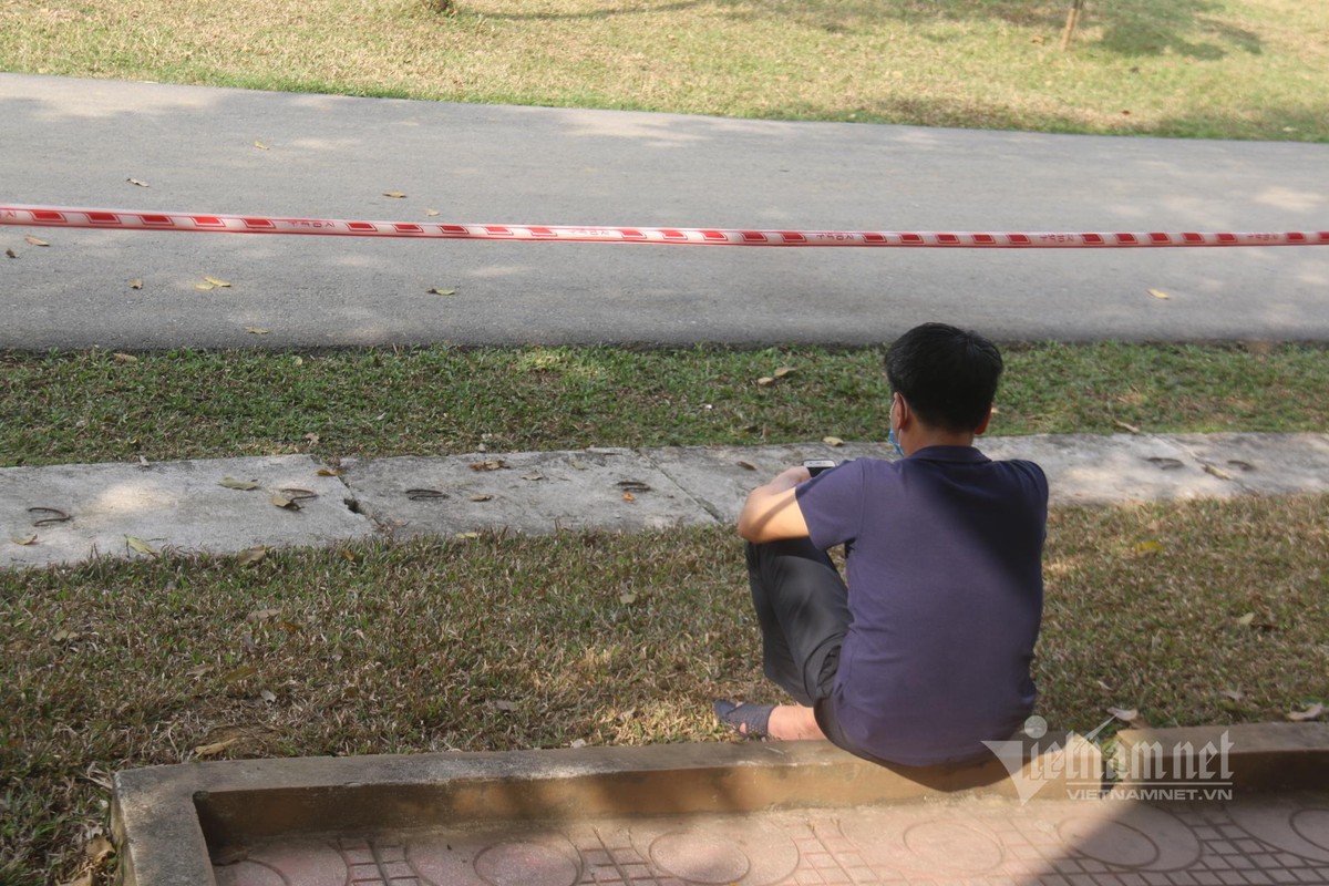 Chiếc điện thoại là phương tiện liên lạc quan trọng của người cách ly trong những ngày này.