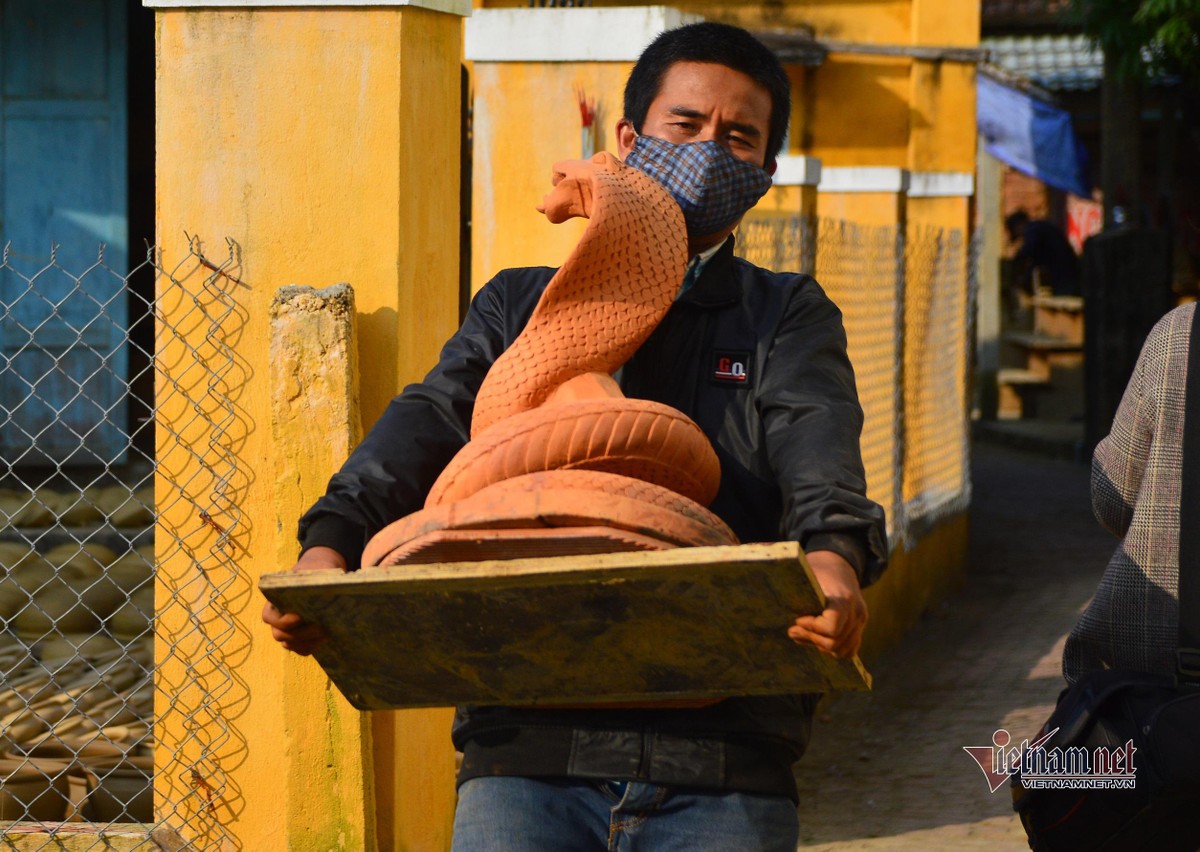 Không chỉ tượng trâu đất, tại làng gốm, các nghệ nhân còn tạo ra rất nhiều sản phẩm phục vụ nhu cầu của du khách.