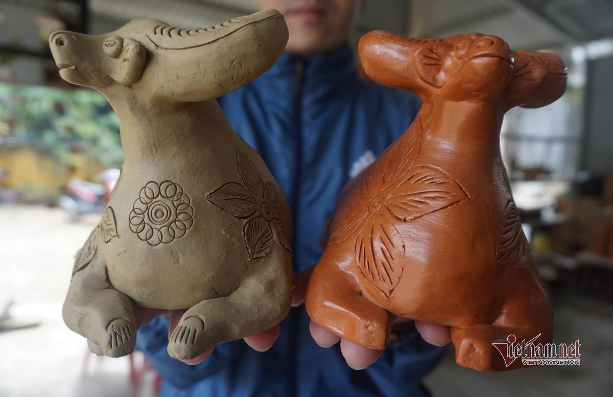 Sau khi nặn, tượng được khắc hoa văn tinh xảo. Công việc này đòi hỏi sự khéo léo.