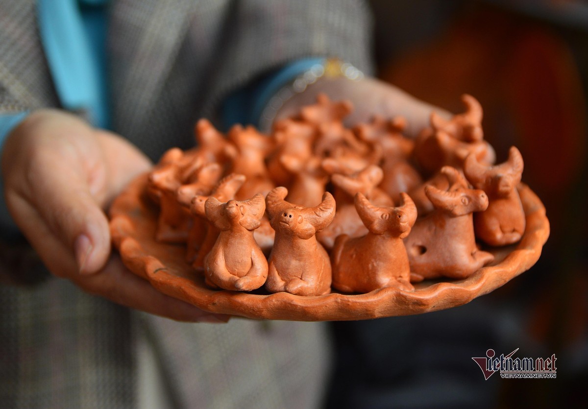 Tượng trâu đất nổi bật trên các gian trưng bày ở làng gốm Thanh Hà.