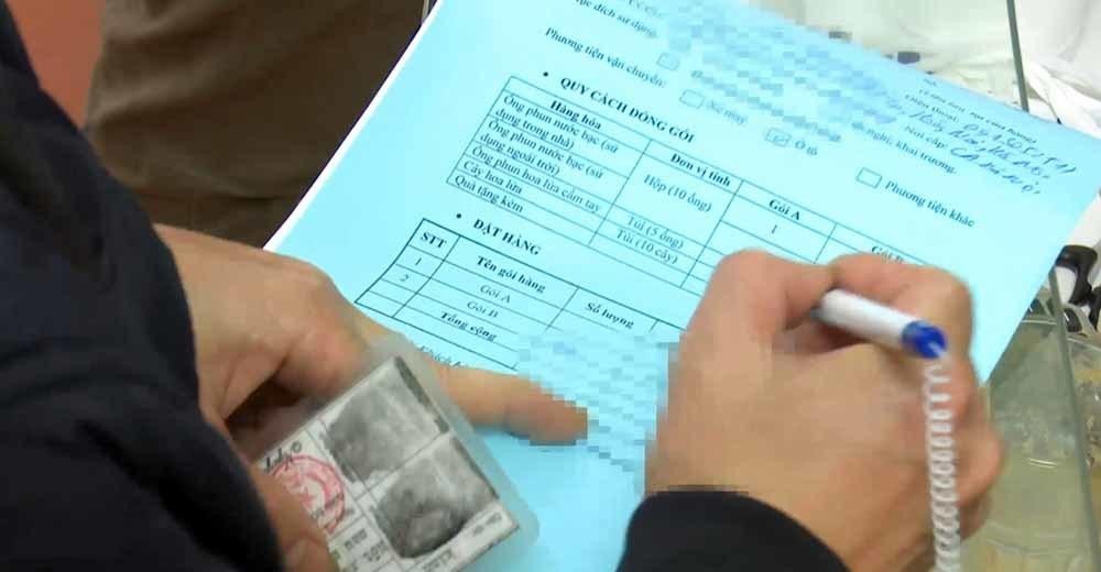 Khi mua phải xuất trình chứng minh thư nhân dân và điền vào tờ khai.