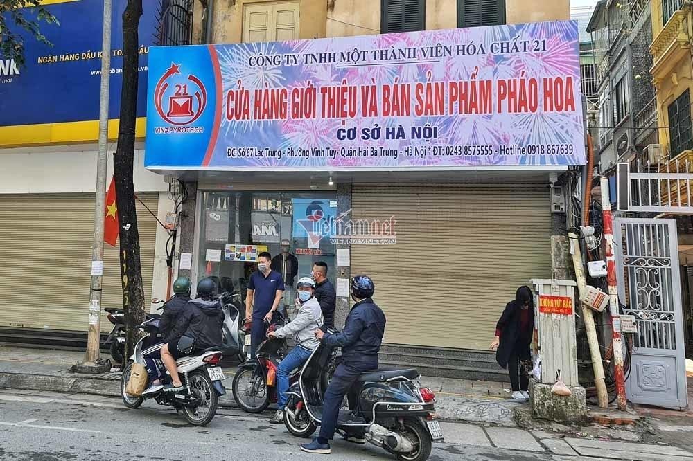 Nhiều người đến mua nhưng cửa hàng thông báo tạm đóng cửa.