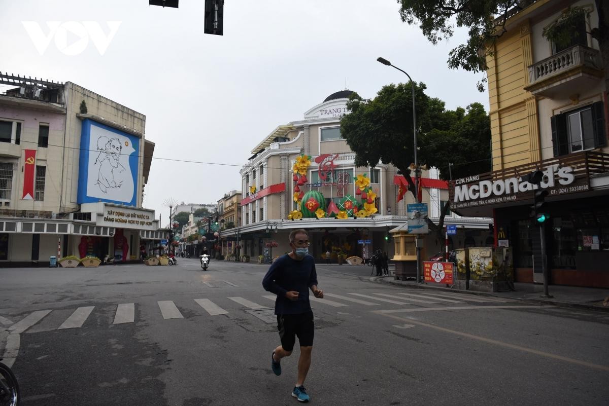 Khu vực Hồ Hoàn Kiếm khác lạ so với ngày thường.