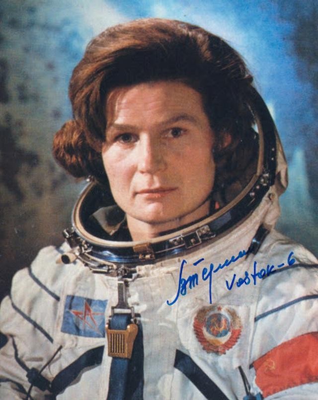 Bà Valentina Tereshkova, sinh năm 1937, là một cựu phi công nổi tiếng người Nga. Bà là người phụ nữ đầu tiên và cũng là trẻ nhất từng bay vào vũ trụ trên con tàu Vostok 6 vào tháng 6/1963. Bà bay quanh Trái đất 48 vòng với gần 3 ngày trên vũ trụ. Cho tới nay, bà vẫn là người phụ duy nhất trên thế giới từng thực hiện chuyến bay một mình vào vũ trụ. Bà Valentina Tereshkova, sinh năm 1937, là một cựu phi công nổi tiếng người Nga. Bà là người phụ nữ đầu tiên và cũng là trẻ nhất từng bay vào vũ trụ trên con tàu Vostok 6 vào tháng 6/1963. Bà bay quanh Trái đất 48 vòng với gần 3 ngày trên vũ trụ. Cho tới nay, bà vẫn là người phụ duy nhất trên thế giới từng thực hiện chuyến bay một mình vào vũ trụ.