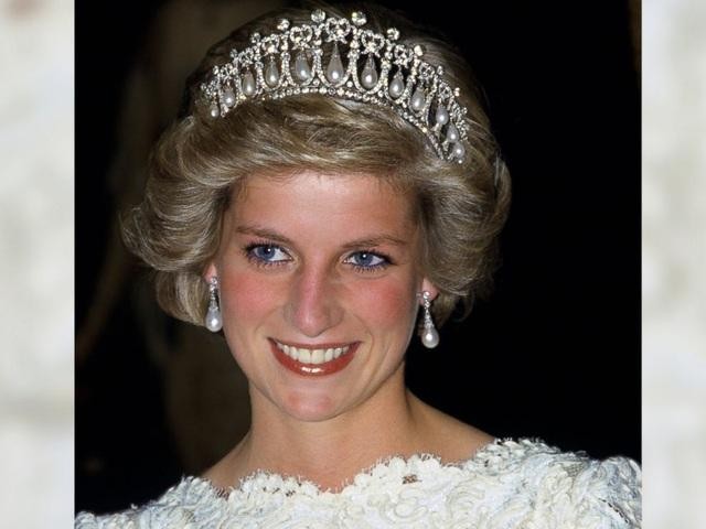 Cố Công nương Anh Diana sinh năm 1961. Bà từng là một trong những nhân vật được công chúng quan tâm nhất trong Hoàng gia Anh. Hơn 20 năm sau khi qua đời trong một tai nạn giao thông ở Pháp, bà vẫn là một biểu tượng thời trang và được nhớ đến với các nỗ lực thiện nguyện. Cố Công nương Anh Diana sinh năm 1961. Bà từng là một trong những nhân vật được công chúng quan tâm nhất trong Hoàng gia Anh. Hơn 20 năm sau khi qua đời trong một tai nạn giao thông ở Pháp, bà vẫn là một biểu tượng thời trang và được nhớ đến với các nỗ lực thiện nguyện.