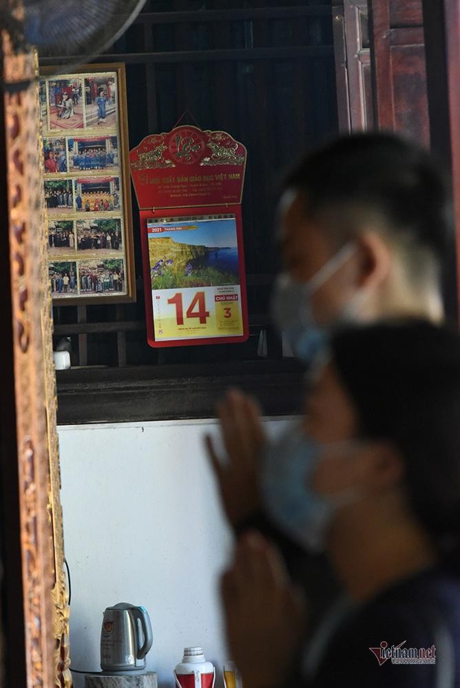 Năm nay, ngày tình yêu Valentine trùng với ngày mùng 3 Tết Nguyên đán nên càng nhiều bạn trẻ đến chùa thắp hương, dâng lễ cầu duyên với mong muốn sẽ tìm được "một nửa" phù hợp.