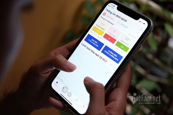 Người dân cần chủ động khai báo y tế tự nguyện mỗi ngày qua NCOVI. Ảnh: Trọng Đạt.