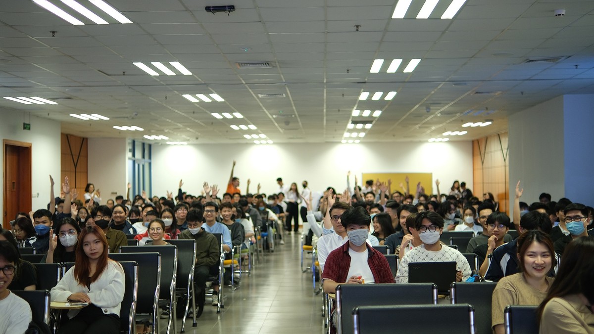 Các sinh viên hào hứng trong phần hỏi đáp. Các sinh viên hào hứng trong phần hỏi đáp.