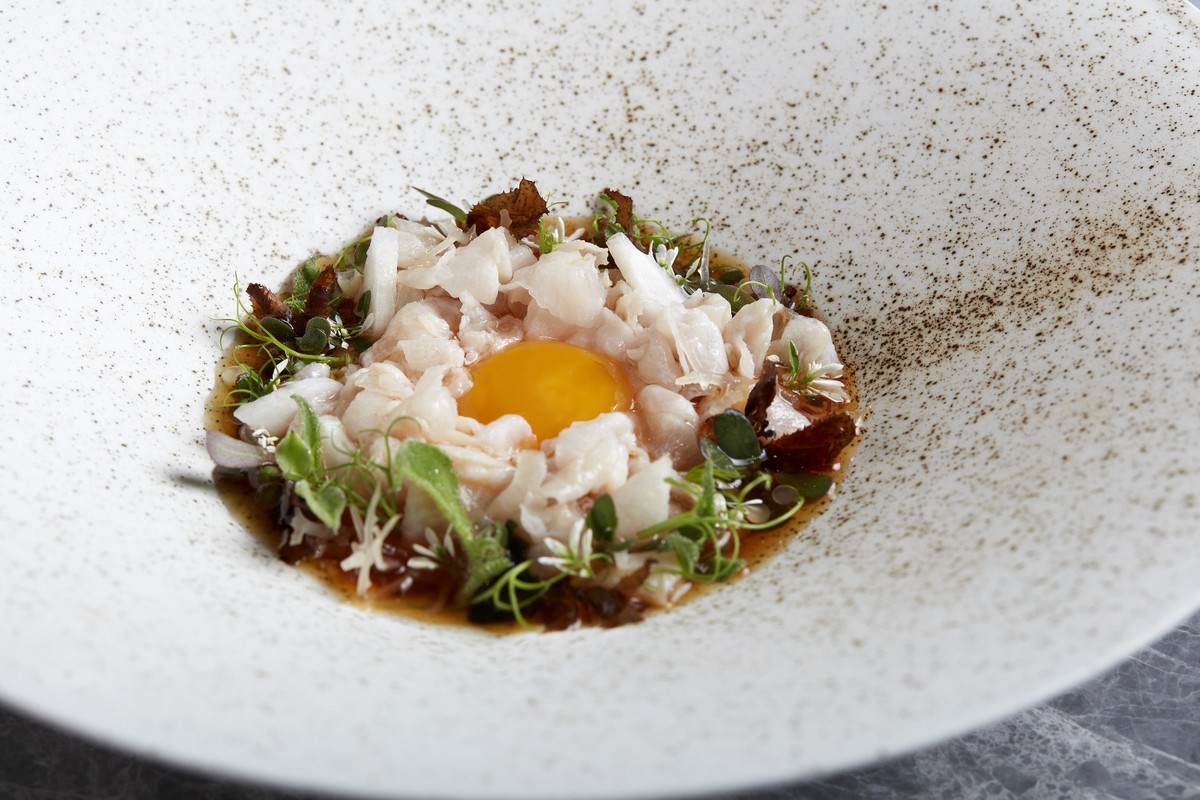 Món Lưỡi cá sấu được ăn kèm cháo gạo Nhật và lòng đỏ trứng ngâm tương kiểu Nhật mang đến trải nghiệm ẩm thực độc đáo.