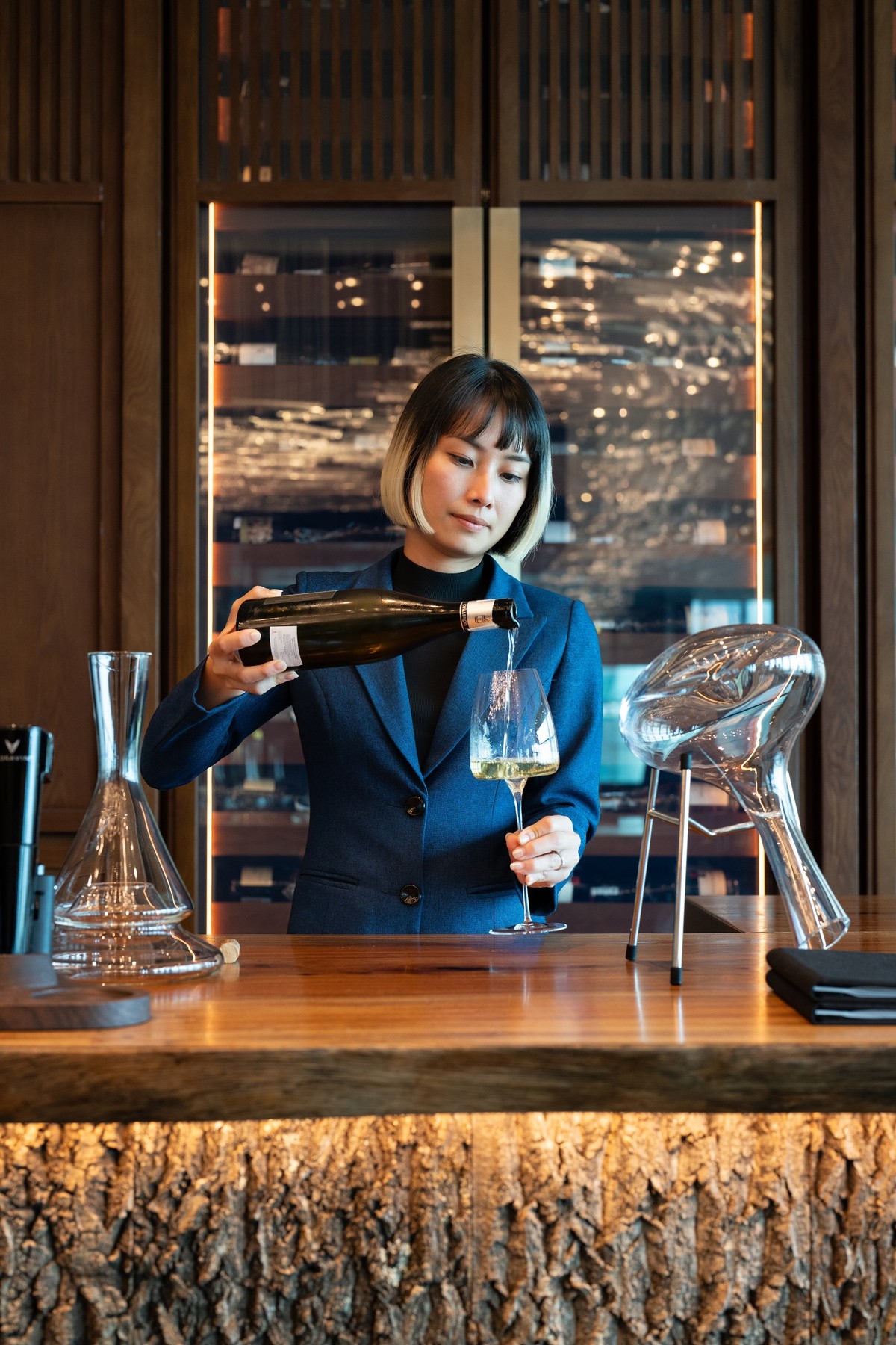 Head Sommelier Huyền Hà là người đích thân mang đến trải nghiệm phong phú cho thực khách.