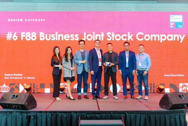 Đại diện công ty cổ phần kinh doanh F88 nhận chứng nhận nơi làm việc xuất sắc Nơi làm việc xuất sắc hàng đầu Việt Nam năm 2024.