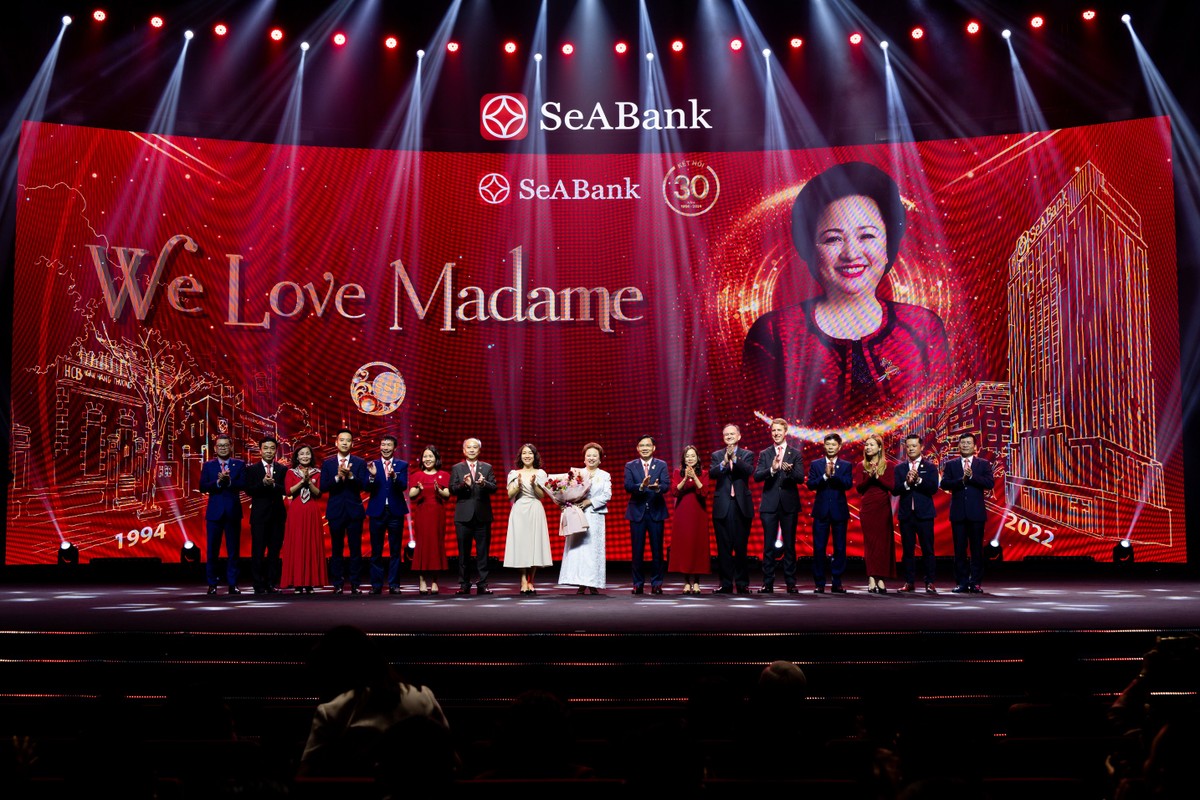 Ban Lãnh đạo SeABank tri ân Phó Chủ tịch thường trực HĐQT Nguyễn Thị Nga.