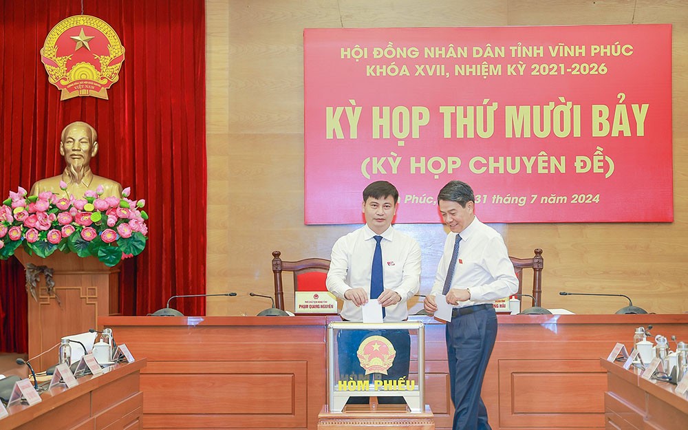 Các đại biểu HĐND tỉnh Vĩnh Phúc bỏ phiếu bầu Chủ tịch UBND tỉnh nhiệm kỳ 2021 - 2026. (Ảnh: Trà Hương/ Báo Vĩnh Phúc). Các đại biểu HĐND tỉnh Vĩnh Phúc bỏ phiếu bầu Chủ tịch UBND tỉnh nhiệm kỳ 2021 - 2026. (Ảnh: Trà Hương/ Báo Vĩnh Phúc).