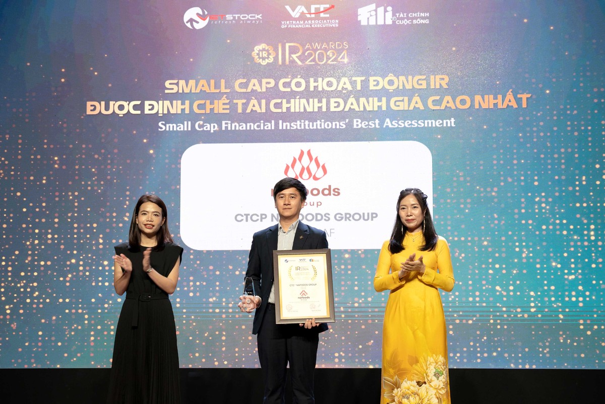 Giám đốc Marketing - Truyền thông Nafoods, ông Nguyễn Mạnh Cường, nhận giải "Small Cap có hoạt động IR được định chế tài chính đánh giá cao nhất 2024".