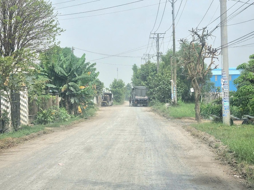 Tuyến đường dẫn vào dự án vẫn chưa thi công xong. Tuyến đường dẫn vào dự án vẫn chưa thi công xong.