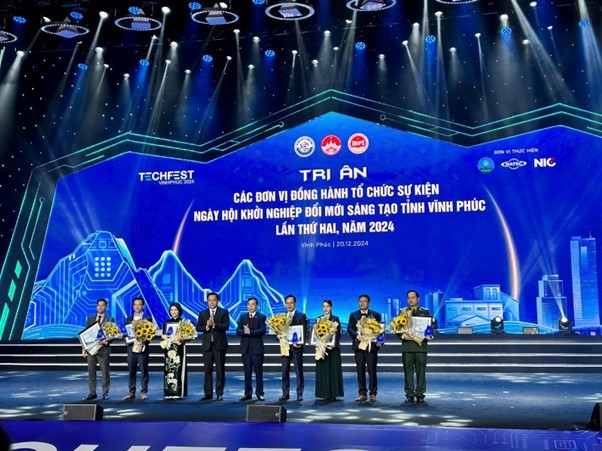 Đại diện lãnh đạo Tập đoàn FPT và các đại diện đơn vị, doanh nghiệp đồng hành tổ chức sự kiện.