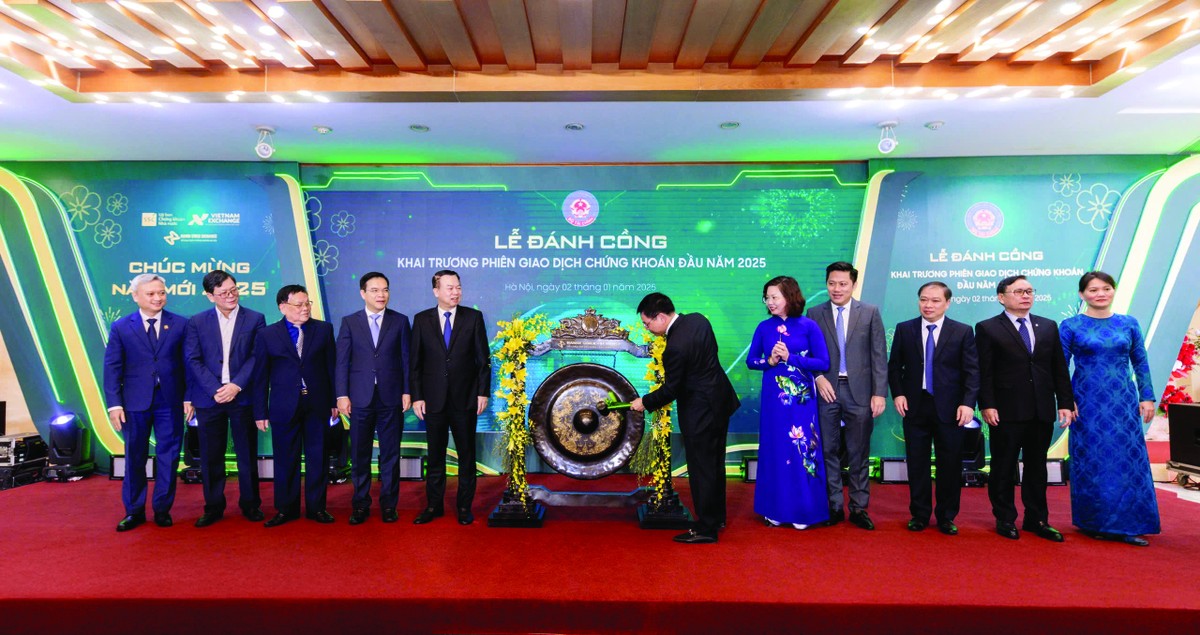 Bộ trưởng Nguyễn Văn Thắng đánh cồng khai trương phiên giao dịch đầu năm 2025.