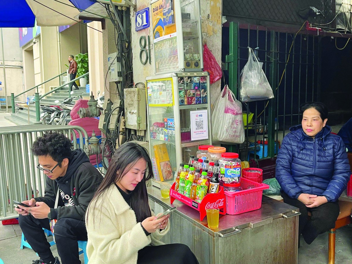 Nhiều chủ quán trà đá như bà Lan đã quen dần với VietQR trong thanh toán. Nhiều chủ quán trà đá như bà Lan đã quen dần với VietQR trong thanh toán.