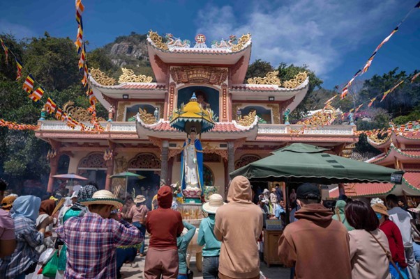 Phong tục đi lễ cầu may đầu năm của người Việt khiến tác giả người Pháp vô cùng thích thú.