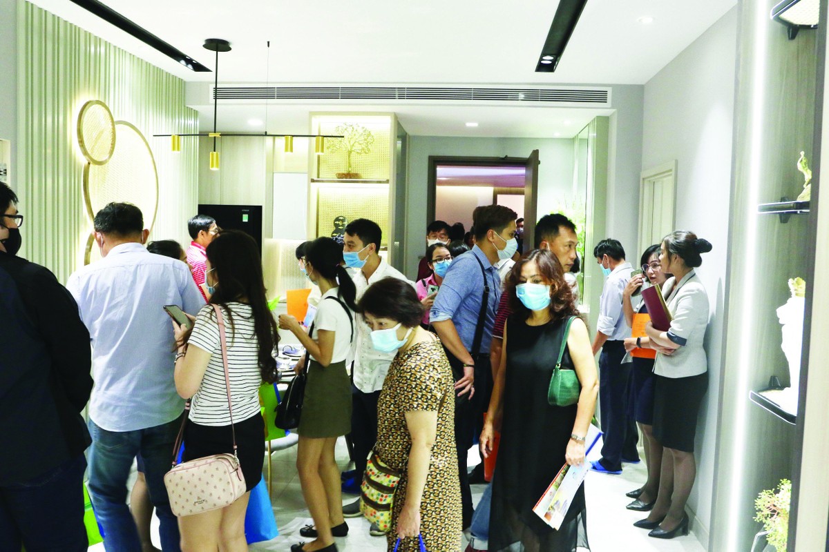 Khách hàng đi xem nhà mẫu tại một dự án. Ảnh: Lê Toàn.