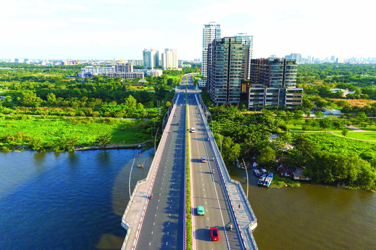 Giá bán bất động sản cao cấp TP.HCM khó hãm đà tăng. Ảnh: Lê Toàn.